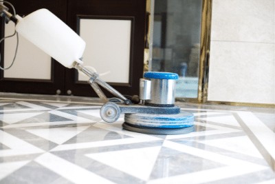 Máquina pulidora trabajando un piso
