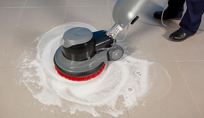 Limpieza profunda de piso comercial