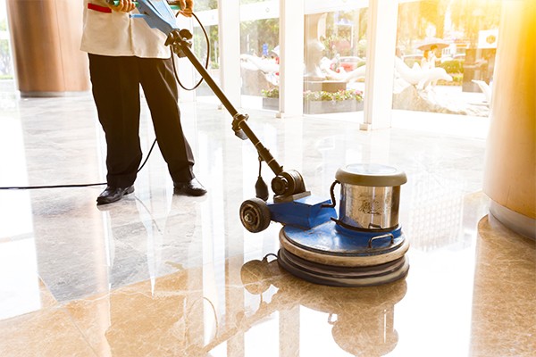 Profesional puliendo un piso